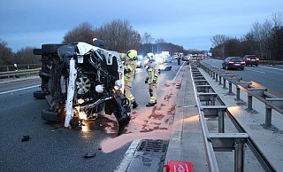 Der Transporter krachte zunächst in die Leitplanke und kippte dann auf die Seite. - Feuerwehr Paderborn