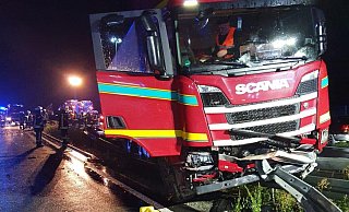 Der verunfallte Lastzug ragt bis in die Gegenfahrbahn. - Feuerwehr Borchen