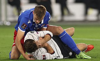 Nationalspieler Leon Goretzka (r) erlitt gegen Liechtenstein eine Prellung im Kopf-Hals-Bereich. - Foto: Christian Charisius/dpa