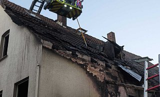 Über den First des Gebäudes in der Steinheimer Innenstadt hinweg konnten die Feuerwehrleute mit der Drehleiter die Glutnester löschen. - Burkhard Battran