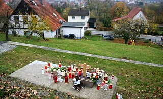An der Unfallstelle in Büren-Brenken, wo der Siebenjährige tödlich verunglückte, haben Menschen Kerzen aufgestellt und Blumen und Kuscheltiere abgelegt. - Johannes Büttner