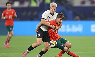 Packendes U17-WM-Finale: Österreichs Nicolas Jozepovic (l) im Duell mit Portugals Rafael Quintas. - Hussein Sayed/AP/dpa