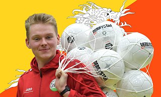 Pascal Carlmeyer ist für eine Agentur tätig und versucht, Fußballer aus Asien zu vermitteln. Eine besondere Beziehung pflegt er zu Nationalspielern aus Bhutan, dessen gelb-rote Landesflagge ein Drache ziert. - Jens Dünhölter/Montage: Thomas Löhrig