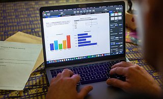 Die Firma Valuedesk aus Bielefeld setzt in Krisenzeiten auf unternehmerische Solidarität und bietet digitale Workshops an. - picture alliance/dpa