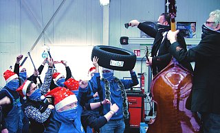 Partystimmung in der Kuzka-Werkstatt: Gemeinsam mit Sazerac-Bandleader Max Oestersötebier (r.) macht das Team des Reifenhändlers ordentlich Party.  - Stephan Unkrüer