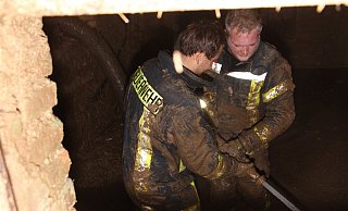 Die Einsatzkleidung von Johannes Rehrmann und Albert Fischer von der Feuerwehr Erkeln war völlig verschlammt, als ein Starkregen im Oktober Unmengen Schlamm in das Dorf Erkeln spülte. - David Schellenberg