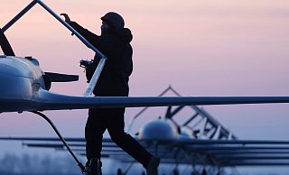 Die Ukraine versucht, mit Langstreckendrohnen die Treibstoffversorgung der russischen Militärs zu unterbinden. (Archivbild) - Evgeniy Maloletka/AP/dpa