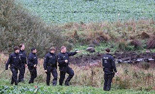 Am Mittwoch hatten Polizisten vor allem das Umfeld eines Tümpels penibel abgesucht. - Bernd Wüstneck/dpa