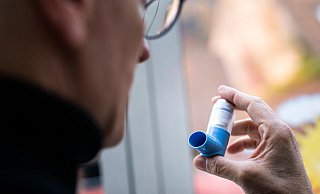 Asthmaspray mit dem Wirkstoff Budesonid kann einer neuen Studie zufolge schwere Krankheitsverläufe bei Covid-19-Erkrankten verhindern. - picture alliance