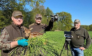 Im Einstz für Wildtiere: (v.l.) Laurenz Strotmann, Ralf Hustert und Rolf Bellmann vom Hegering Harsewinkel werben intensiv um Unterstützung zugunsten der Wildtierrettung. Dabei werden die zu mähenden Felder und Wiesen mit einer Drohne überflogen. - Gabriele Grund
