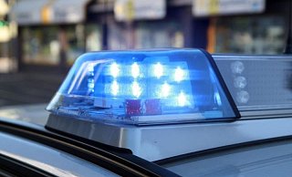 Ein Mann stößt mit seinem Pkw fast in ein anderes Fahrzeug und fährt einfach weiter. (Symbolbild) - Jens Reichenbach