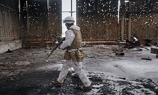 Ein ukrainischer Soldat geht durch eine zerstörte Lagerhalle an der Frontlinie in der Region Donezk. - Foto: Vadim Ghirda/AP/dpa