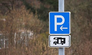 Nach Jahren der Beratungen und Planungen soll jetzt tatsächlich der Wohnmobilstellplatz in Nieheim mit Strom, Wasser und Internetanschluss aufgewertet werden. Dafür ist er künftig nicht mehr kostenlos.?Foto: David Schellenberg - David Schellenberg