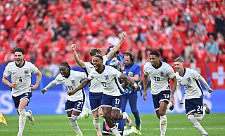 Englands Spieler feiern nach dem gewonnenen Elfmeterschießen. - Marius Becker/dpa