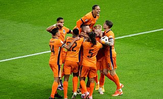 Stefan de Vrij (M) wird nach seinem Tor zum 1:1 von den Mitspielern umjubelt. - Michael Kappeler/dpa