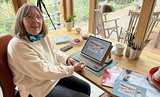 Micha Klann in ihrem Atelier in Brakel. Mit Blick auf den Garten arbeitet sie digital an ihren Kinderbüchern. Nur Pudel Charlie fehlte zum Fototermin und genoss die frische Luft bei einem Spaziergang. - Nicole Fischer
