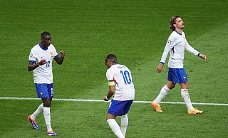 Frankreichs Randal Kolo Muani (l) baut auf Kylian Mbappé. - Marcus Brandt/dpa