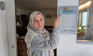 Die Gebetszeiten immer im Blick: In Sabah Brockmann-Ahmeds Küche hängt ein Ramadankalender, der die Zeiten für Paderborn und Umgebung ausweist. - Birger Berbüsse