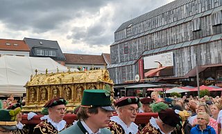 Die Prozession mit dem goldenen Schrein, der die Libori-Reliquien enthält, zieht über den Paderborner Dom- und Marktplatz. - Birger Berbüsse