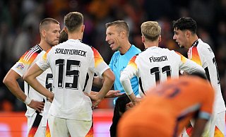 Nach dem Spieler gab es für die deutschen Spieler viel Gesprächsbedarf mit Schiedsrichter Davide Massa (M). - Federico Gambarini/dpa