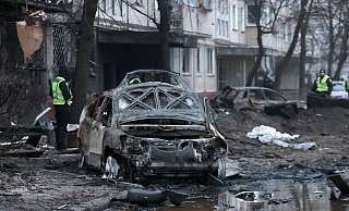 Ein durch herabfallende Raketentrümmer zerstörtes Auto in Kiew. - ---/Ukrinform/dpa