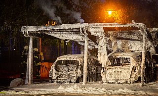 Sechs Autos unter einem Carport wurden komplett zerstört. - Mike-Dennis Müller / www.mdm.ph