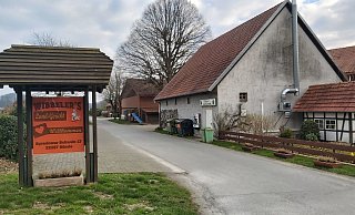 Auf dem Hofladen Wibbeler in Bünde sollte am Donnerstag ein Aktionsverkauf stattfinden. Dieser wurde vom Ordnungsamt und der Polizei unterbunden. - Florian Weyand