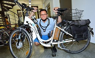Weißes Wunschrad: Hamid Neyazi freut sich über sein Damen-E-Bike. - Barbara Franke