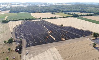 Die Drohnenfotos zeigen das Ausmaß des Brandes auf den Feldern in Gehrden. - Feuerwehr Brakel