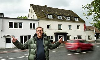 Adolf Kampeter zeigt's an: Der Caritas-Flachbau bleibt, das alte Hotel samt Anbauten erwartet der Abriss. - Barbara Franke