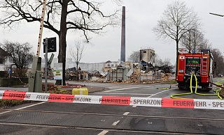 Am Sonntag waren 25 Feuerwehrleute der Löschzüge Batenhorst und Möhler mit den Nachlöscharbeiten am Bosfelder Weg beschäftigt. - Marion Pokorra-Brockschmidt