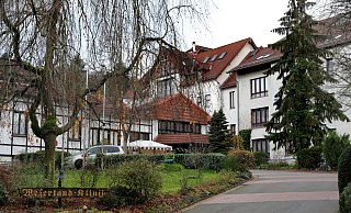 Die Leitung der Weserlandklinik Bad Seebruch in Vlotho äußert sich nun zur Kritik einiger Angehöriger bezüglich des Krisenmanagements nach den Corona-Fällen. - Frank-Michael Kiel-Steinkamp