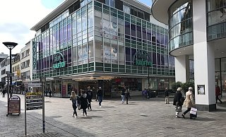 Die Filiale in der Westernstraße gehört im Vergleich zu den kleinerne Häusern von Galeria Kaufhof. - Marc Schröder