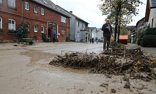 Die Anwohner packen kräftig mit an, viele helfen mit.  - Simone Flörke