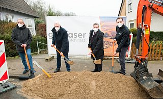 Projektleiter Peter Junker von der Telekom (v. l.), Bauausschussvorsitzender Werner Seeger, Bürgermeister Tim Kähler und Peter Neurer, Glasfaser-Nordwest-Geschäftsführer Christoph Meurer beim symbolischen Spatenstich. Damit beginnt der Bau des Glasfasernetzes Im Friedenstal. - Ralf Bittner