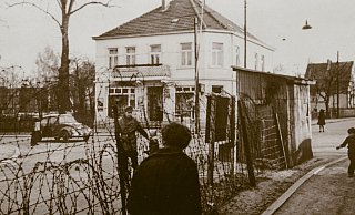 Hinter Stacheldraht: Die Innenstadt an der Ecke Herforder Straße/Lange Straße. Foto. Stadtarchiv