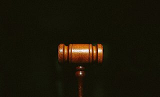 Ein 43-Jähriger stand vor Gericht, weil er seine getrennt von ihm lebende Frau attackiert hatte. - Symbolbild Gerichtsprozess: Unsplash