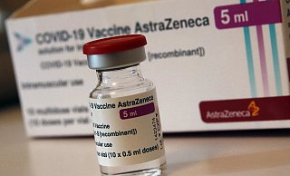 Weil der Impftstoff von Astrazeneca Blutgerinnselm im Gehirn verursachen könnte, wird damit auch hier in Bielefeld erst einmal nicht weiter geimpft. Für einige kommt die Erkenntnis zu spät. Foto: Christophe Ena/AP/dpa +++ dpa-Bildfunk +++ - Christophe Ena