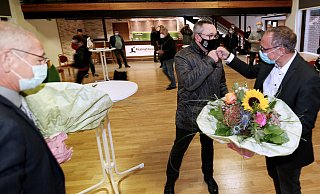 Sven Eric Adam beglückwünscht Siegfried Lux zu seiner Wahl zum künftigen Bürgermeister.  - Gerald Dunkel