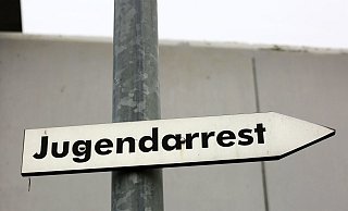 Das Schild "Jugendarrest" weist auf eine von vielen Sanktionen im Jugendstrafrecht hin, die noch vor der klassischen Haft möglich sind. - Symbolfoto: picture alliance / ZB