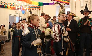 Das Kinderprinzenpaar: Prinzessin Leni, die strahlende Frohnatur (Horstmann) und Prinz Arne, der Experimentierfreudige (Lödige) beim Einzug ins Rathaus. - Sebastian Beeg
