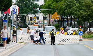 Nichts geht mehr: Um 15.15 Uhr wird die Bahnhofstraße gesperrt, und der Verkehr in Richtung Salzkotten wird über die Grunigerstraße abgeleitet. - Ralph Meyer