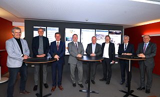 Fürs Foto nahmen die Gäste die Masken ab. Auf Einladung der Redaktion sprachen die OWL-Landräte sowie Bielefelds OB über wichtige Themen. Chefredakteur Thomas Seim, Sven-Georg Adenauer (Landrat Kreis Gütersloh), Michael Stickeln (Höxter), Axel Lehmann (Kreis Lippe), Pit Clausen (Bielefeld), Carsten Heil (stellv. Chefredakteur), Jürgen Müller (Herford) und Christoph Rüther (Paderborn, v. l.). Anna Katharina Bölling (Minden-Lübbecke) fehlte krankheitsbedingt. - Peter Unger