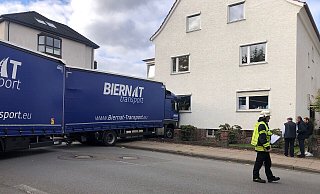 Ein Lkw ist in Bielefeld in eine Hauswand gekracht. - Jürgen Mahncke