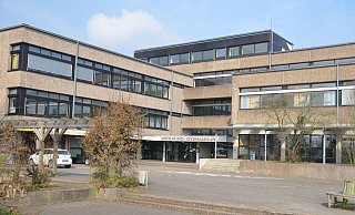 Nach Angaben der Polizei randalierten am Sonntag drei Jugendliche auf dem Gelände des Widukind-Gymnasiums.Foto: Mareike Patock - Mareike Patock