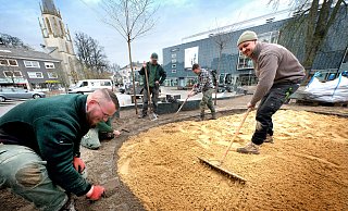 Für das Wochenende wurden zwölf Tonnen Senne-Sand nach Gütersloh transportiert. Jan Hartkämper harkt ihn glatt. - Andreas Frücht