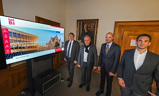 Rainer Kaschel (Inneres und Finanzen, v.l.), Oberbürgermester Pit Clausen, Jens Kronsbein (Bezirksregierung Detmold) und Stefan Thias (Projektleiter) stellen das neue Serviceportal vor. - Foto: Andreas Zobe/NW