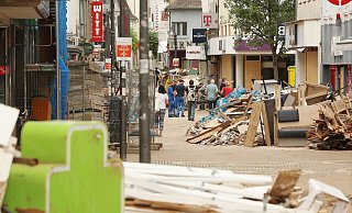 Auf einer Straße in der Innenstadt von Euskirchen türmt sich der Sperrmüll. - picture alliance/dpa