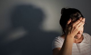 Kopfschmerzen, Lichtempfindlichkeit oder Bewusstseinsstörungen können unter anderem ein Anzeichen für eine Hirnhautentzündung sein. - Oliver Killig/dpa/dpa-tmn