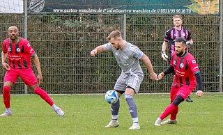 Ibrahim Kalemci (rechts) vom Spitzenreiter VfB Fichte Bielefeld möchte in dieser Szene einen Angriffsversuch von Ummelns Marcel Rohde unterbinden. - Andreas Zobe